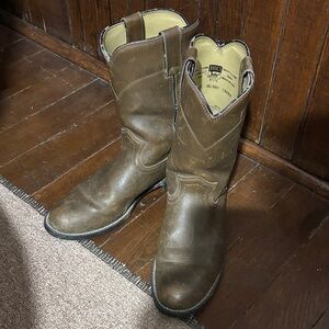 Justin Boots Basics in Tan